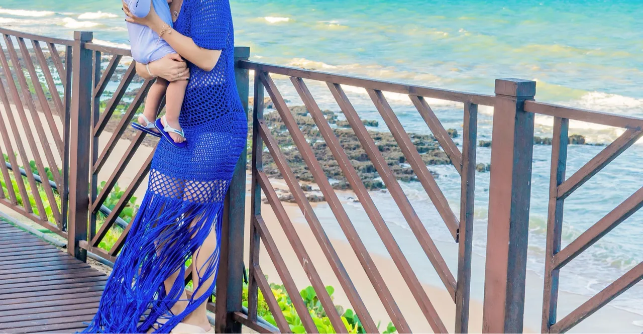 Vestido azul de praia com detalhes em franja