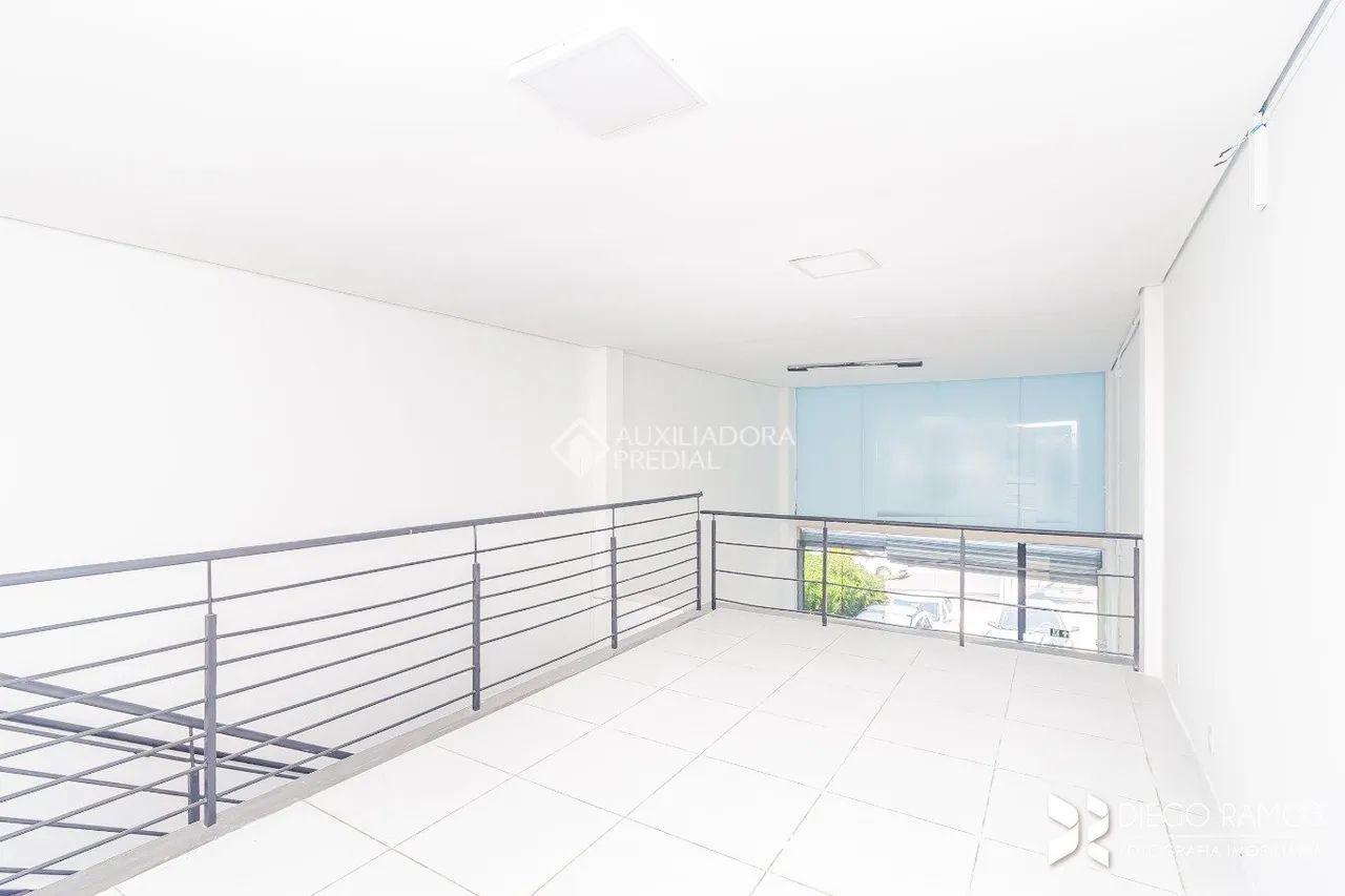 Loja Comercial Reformada para Locação - 2 Andares + Vitrine de Vidro - Foto 6