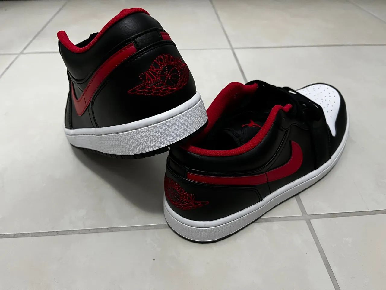 Tênis Nike Air Jordan 1 Low - Preto e Vermelho - Foto 2