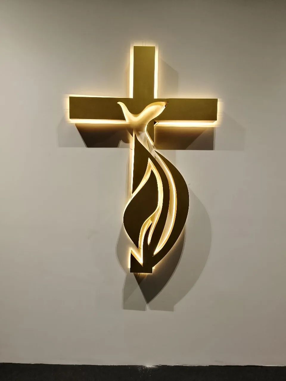 Placa em ACM com LEDs interno .