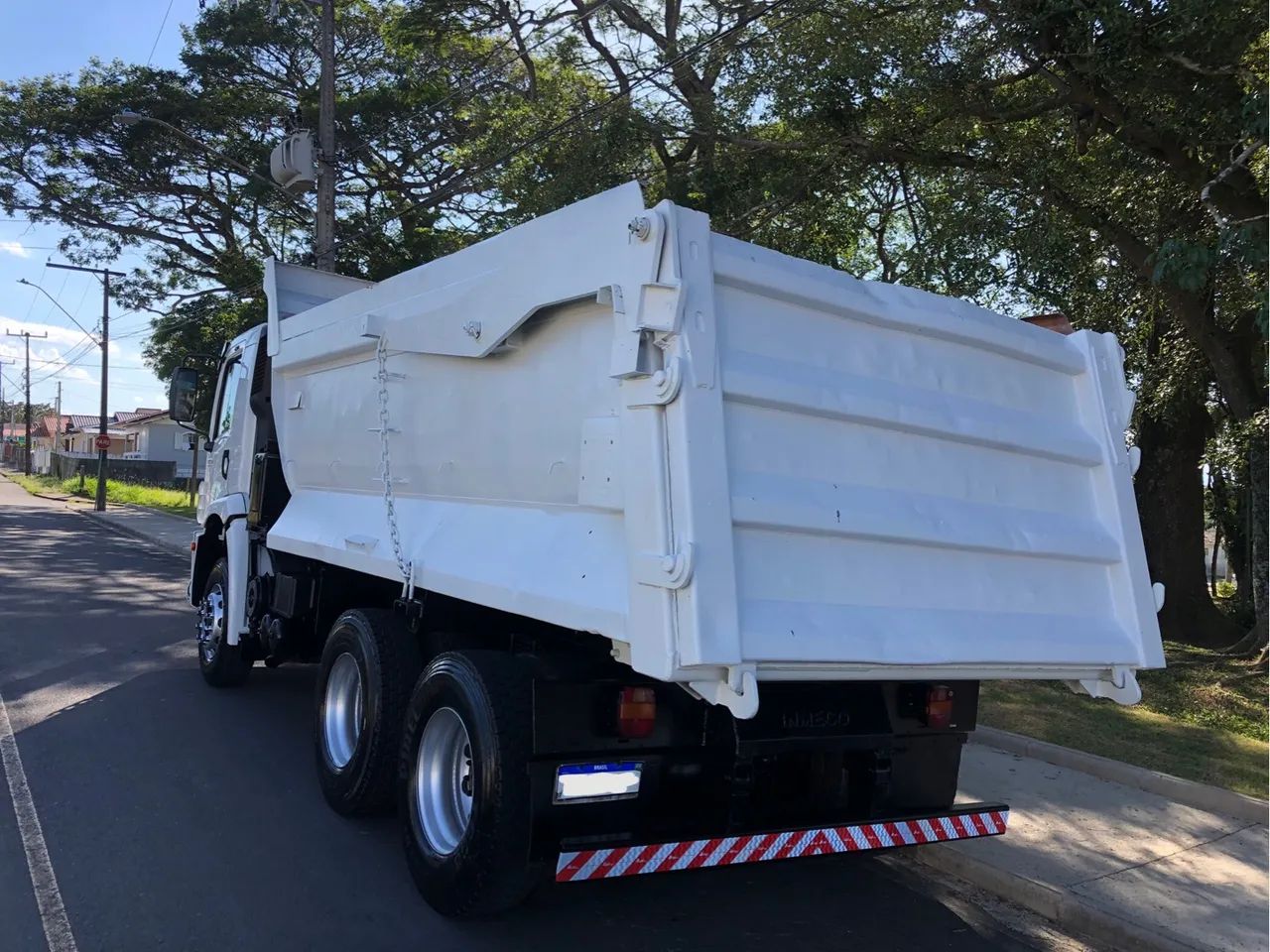 Caminhão Volkswagen 31-330 6x4 2013 km 133.000 (Caçamba Pistao frontal ) - Foto 6