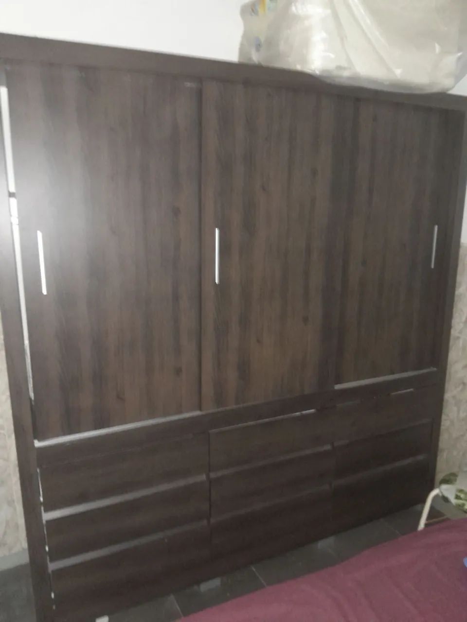 Guarda-Roupa preto com Portas de Correr