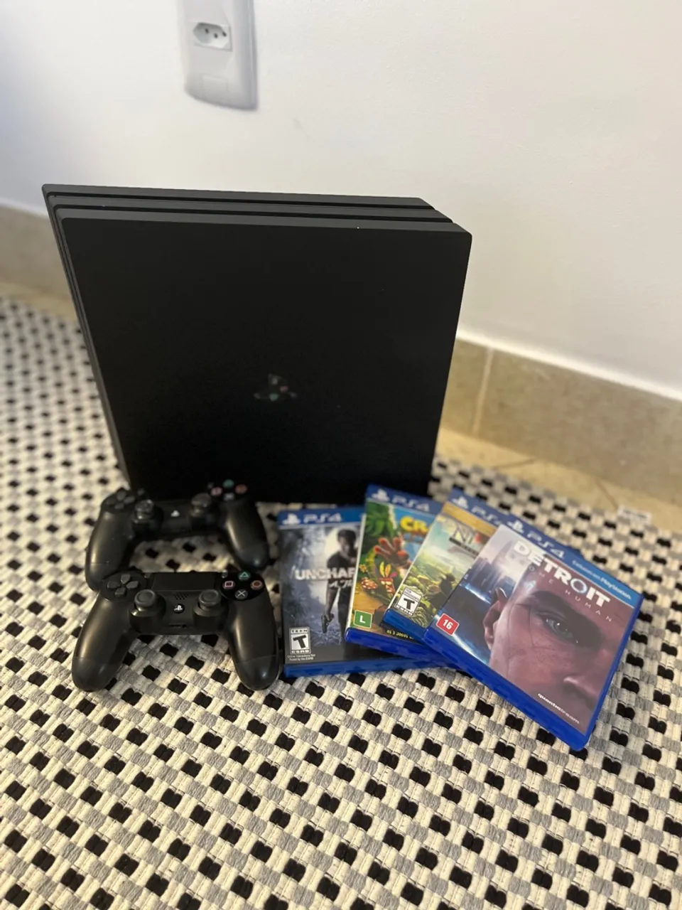 PlayStation 4 Pro com 2 Controles e Jogos