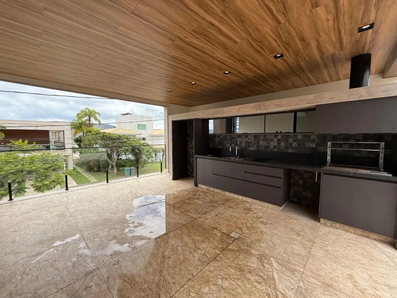 Casa à Venda no Condomínio Residencial Flores Alphaville- Valor: R$ 4.980.000