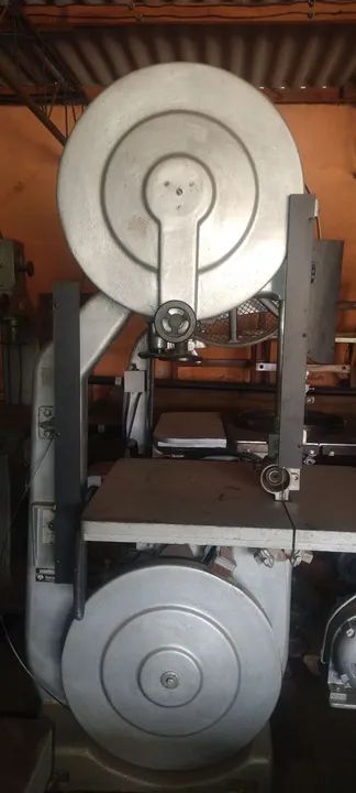 Serra de fita invicta volante de 60 centímetros motor de 3 CV trifásico 