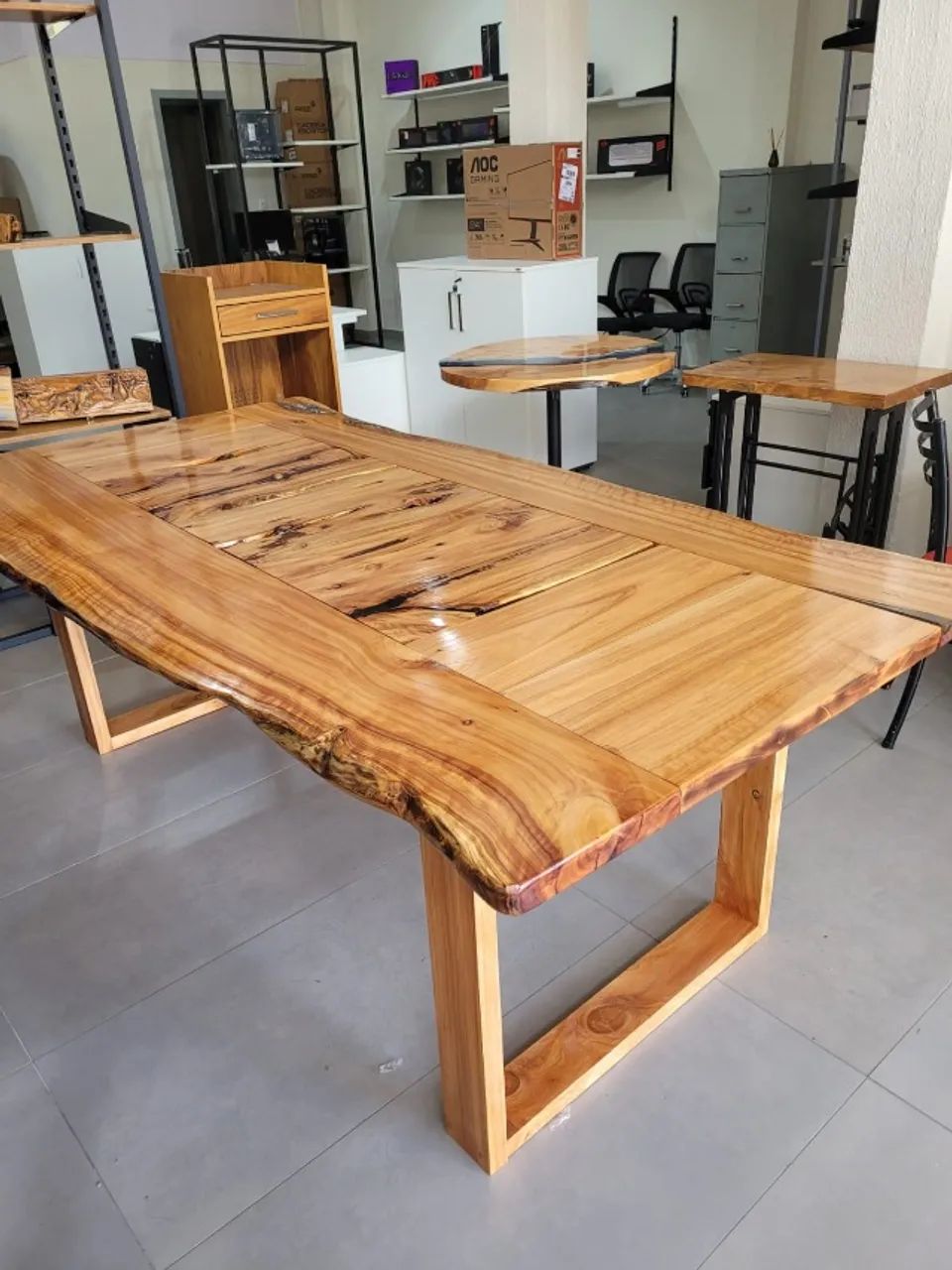 Mesa De Jantar Rustica -Madeira Cipreste -Borda Orgânica -Resina Natural -Verniz Natural - - Foto 2