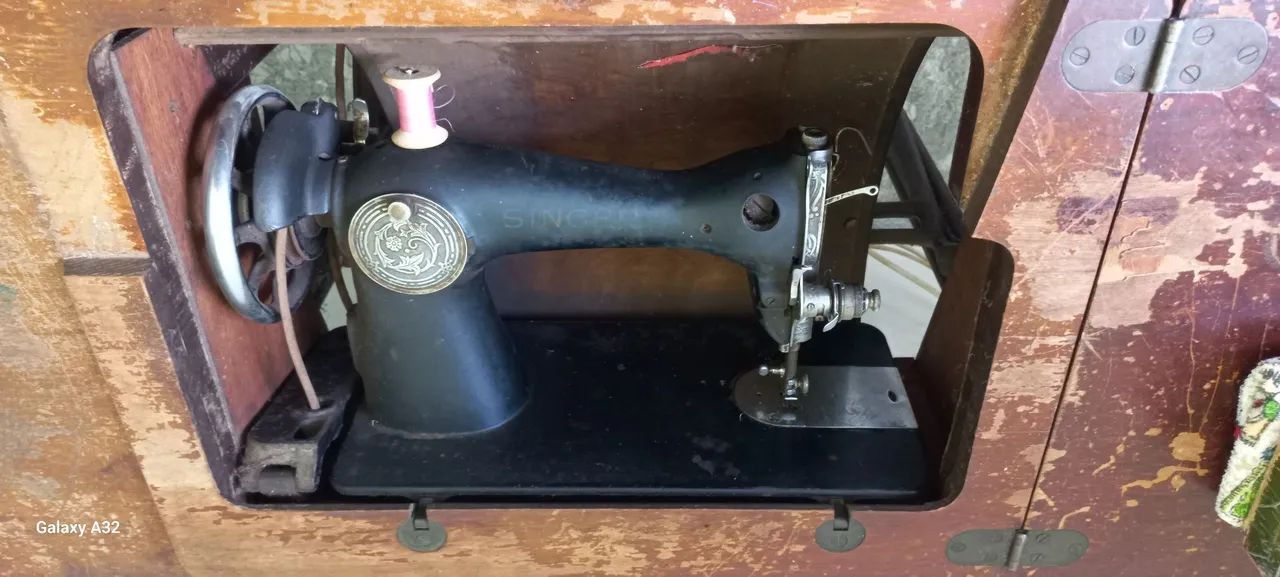 MAQUINA DE COSTURA COM GABINETE SINGER - Foto 2