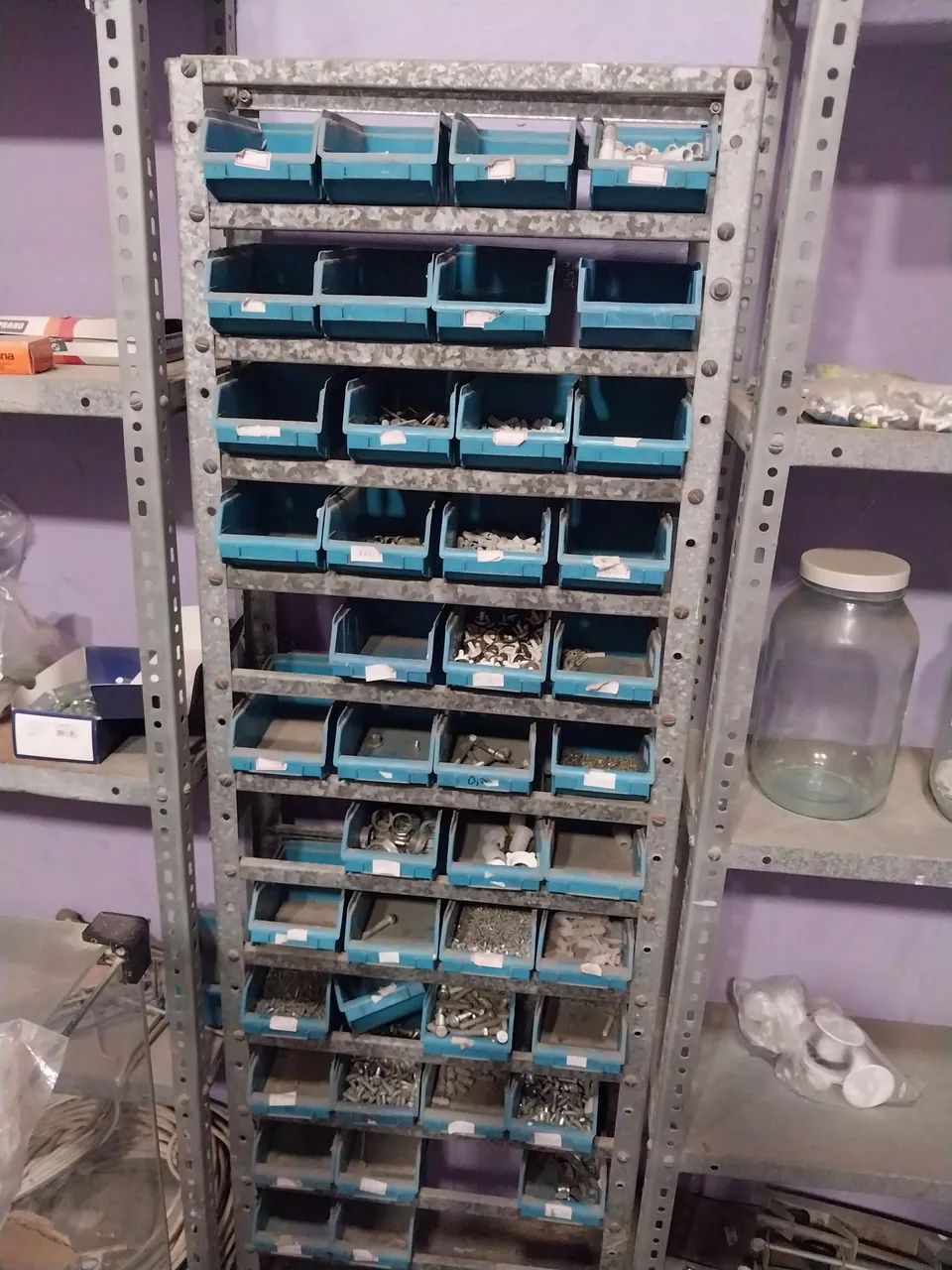 Estante própria para parafusos