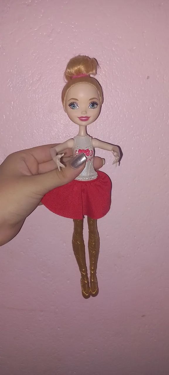 Bonecas Barbie e Ever After High