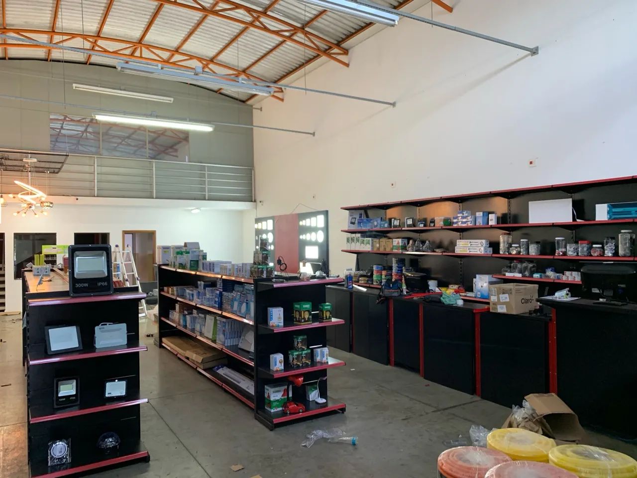 Vende prateleiras e balcão para loja - Foto 3