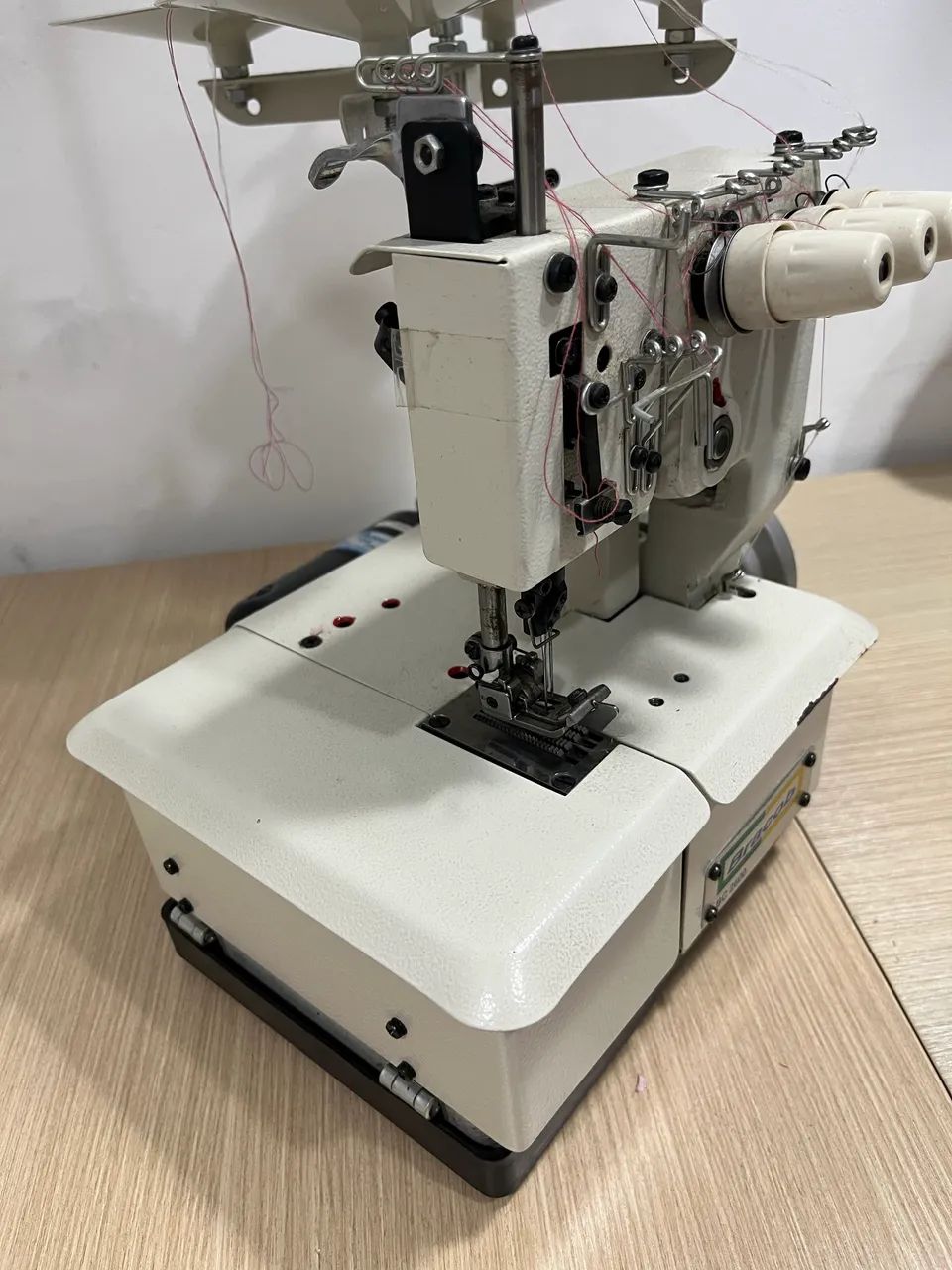 Máquina de Costura Galoneira Portátil 3 Agulhas Bracob - MUITO NOVA - Foto 3