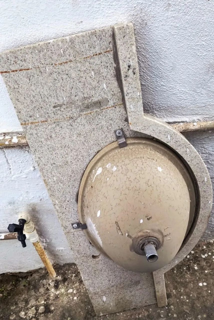 BALCÃO EM GRANITO CINZA COM CUBA EM CERÂMICA BRANCA - Foto 2