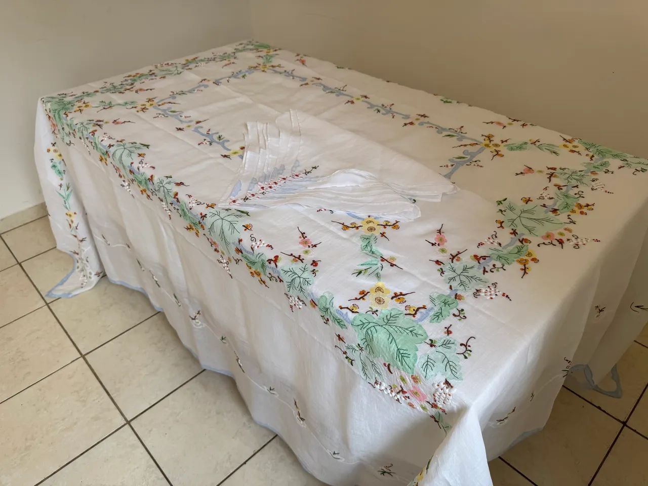 Toalha de mesa em linho bordada à mão + 8 guardanapos