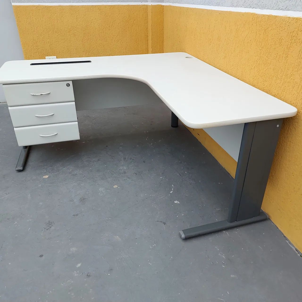 Mesa de Escritório em L com Gavetas - Foto 5