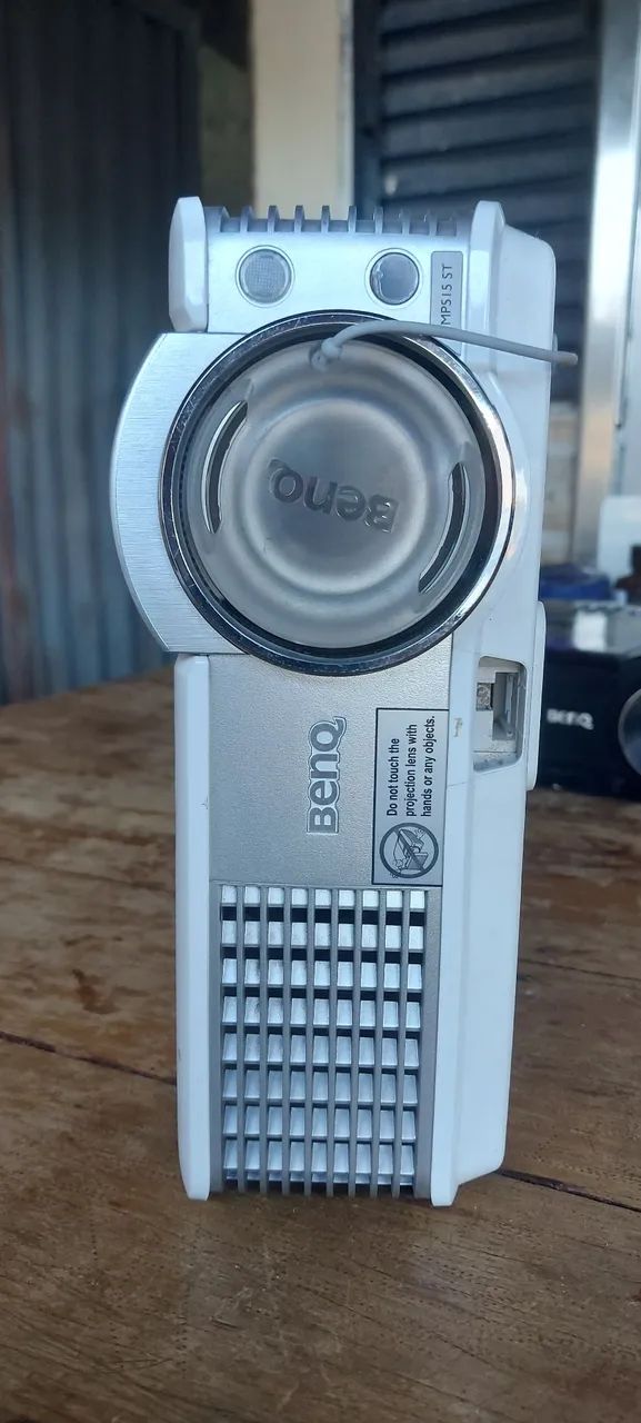 Benq projector HDMI has fungus on the screen but does not interfere with use64573481152131124