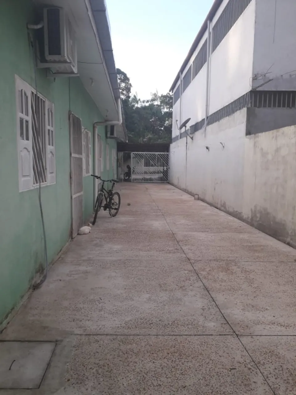 Apto na vila com 2/4 em final de rua sossegada,prox. exercito e faculdade no b.Alvorada