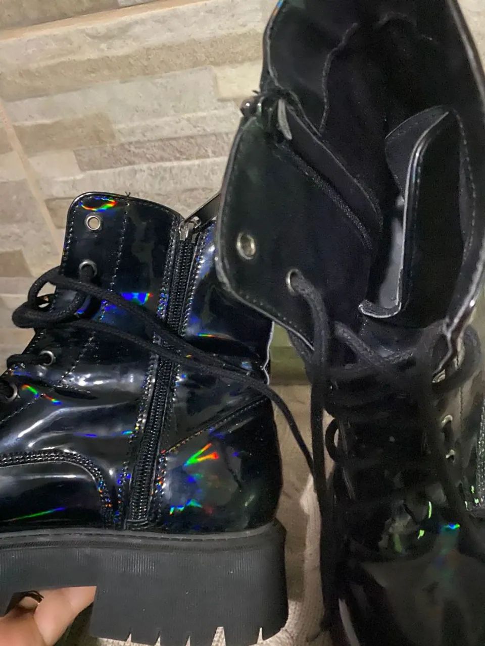 Botas tratoradas pretas com efeito holográfico