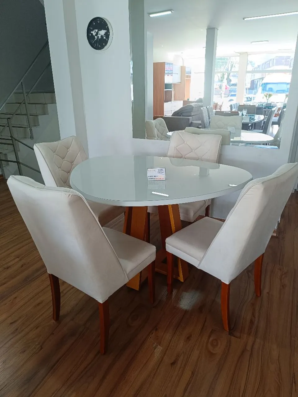 Mesa orgânica 1,35m com 4 cadeiras - R$ 4.499,00