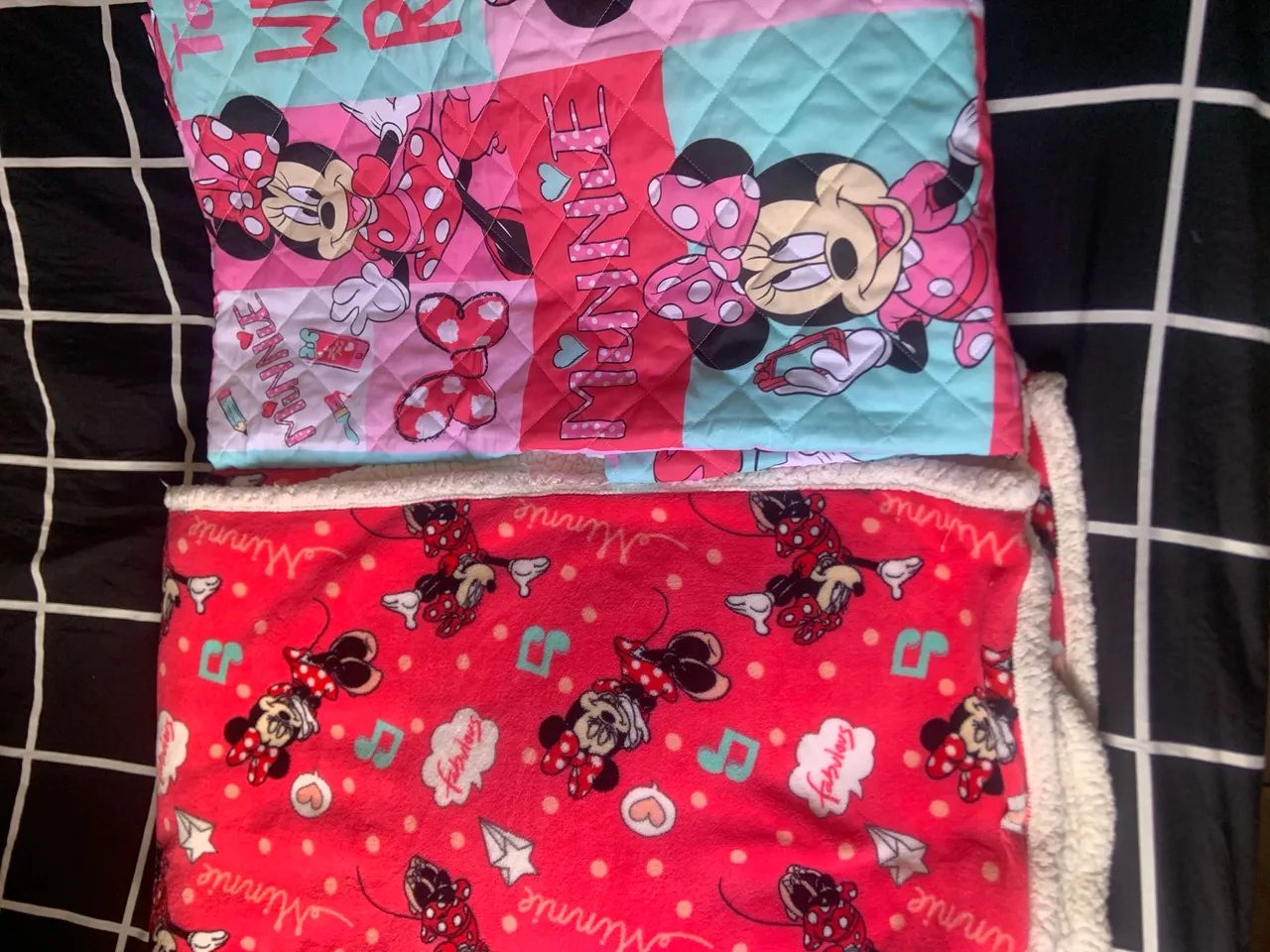 Selling 2 girls' Minnie-themed bedspreads, slightly used