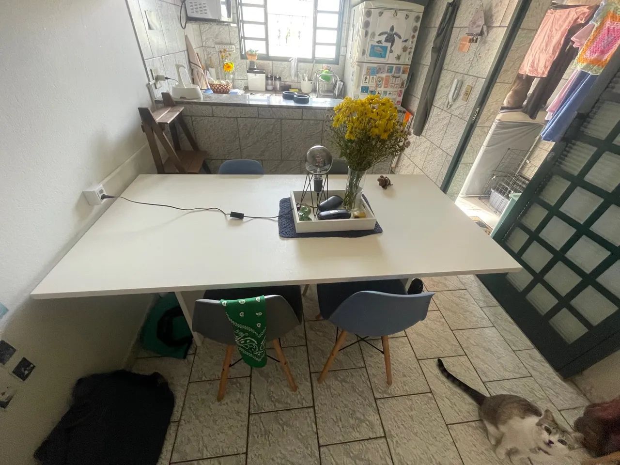 Mesa branca com 4 cadeiras