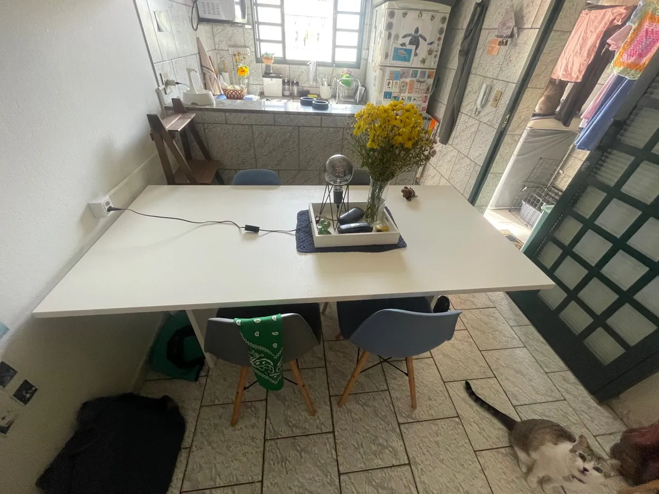 Mesa branca com 4 cadeiras