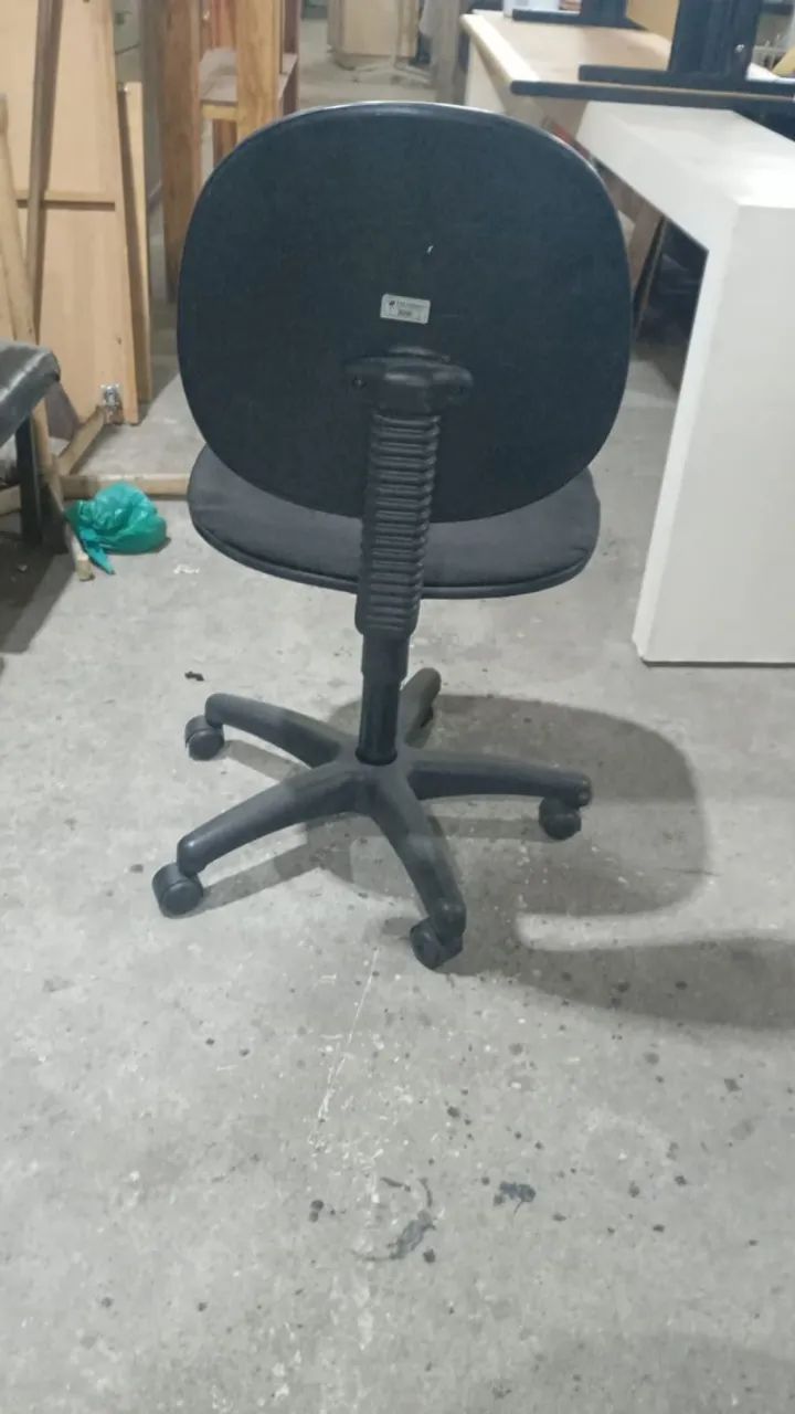 Cadeira giratória sem braços. No estado.   . - Foto 2