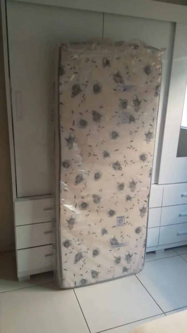 Selling a new medium-sized mattress for BRL 110