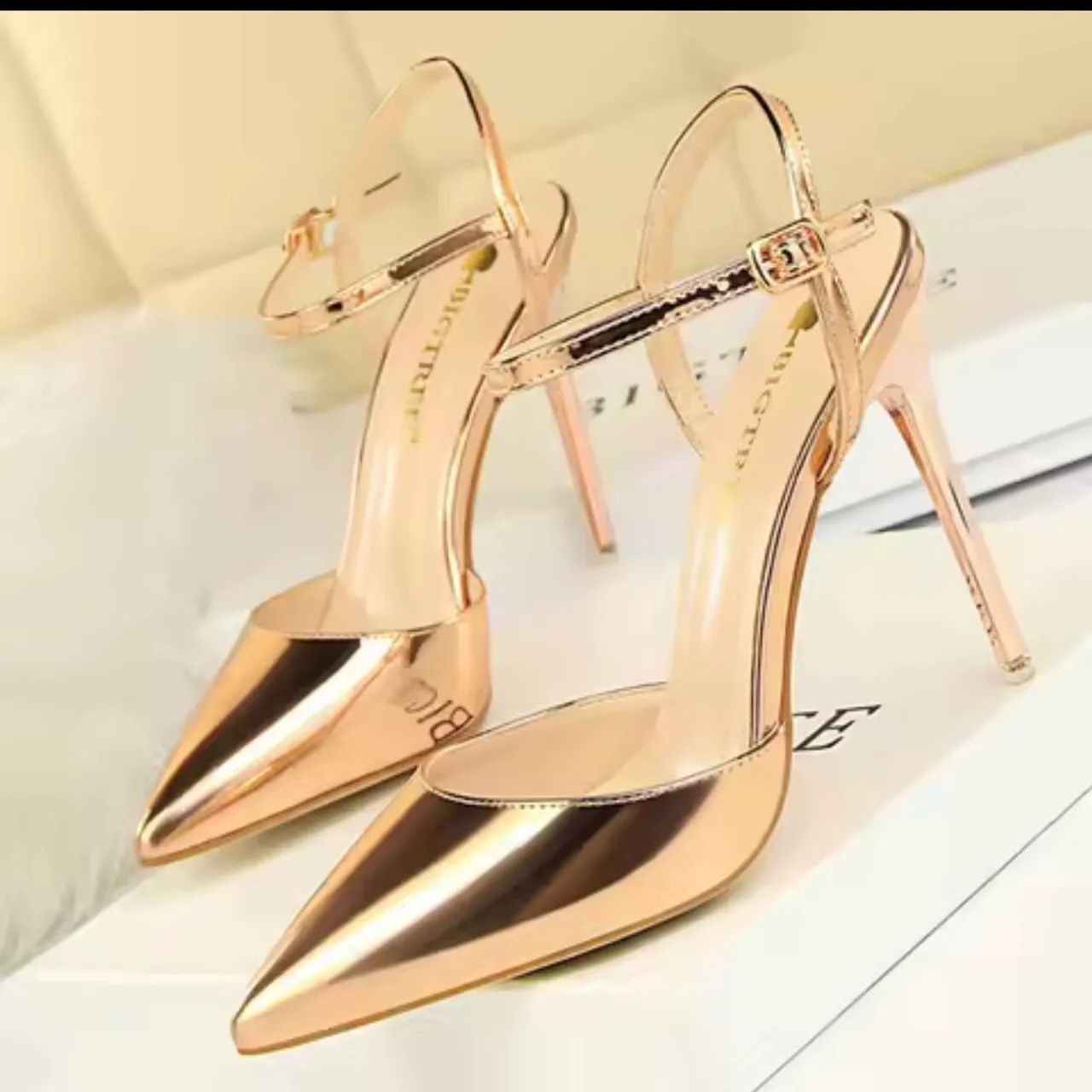 Scarpin sapato. Novo. Tamanho 35, cor rose. Em couro. 