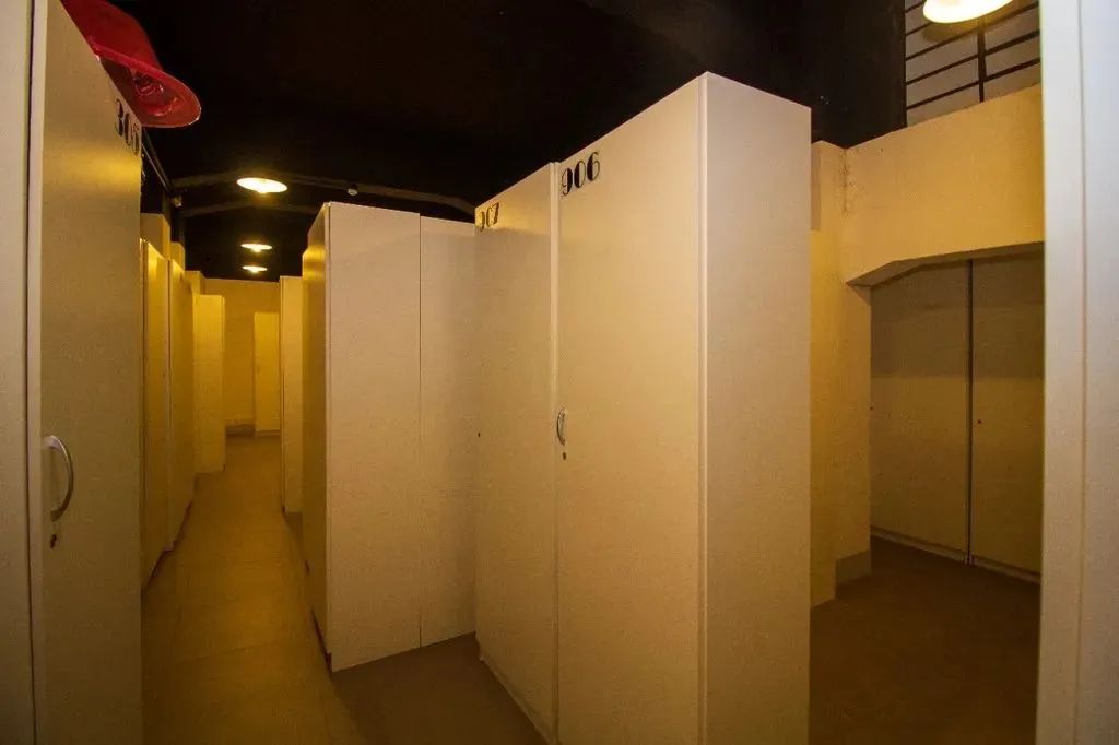 Studio mobiliado, com dormitório e espaço de convivência conjugados e banheiro social. Loc - Foto 2