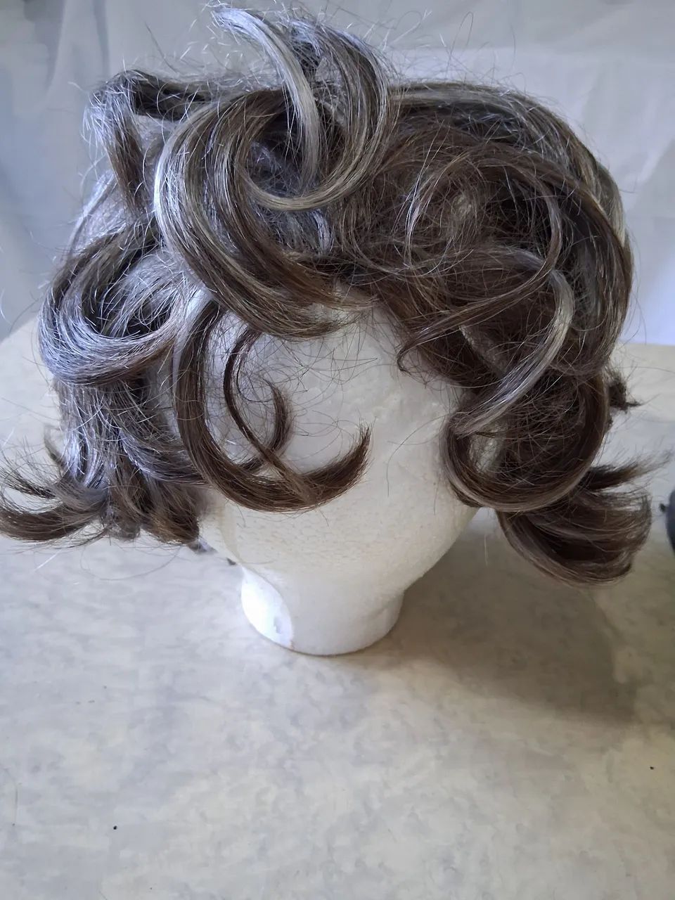 Peruca  de mechas  com fios grisalhos