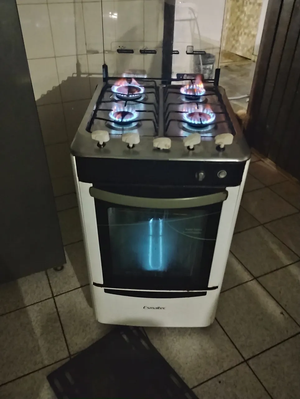 Fogão Esmaltec com 4 bocas e forno