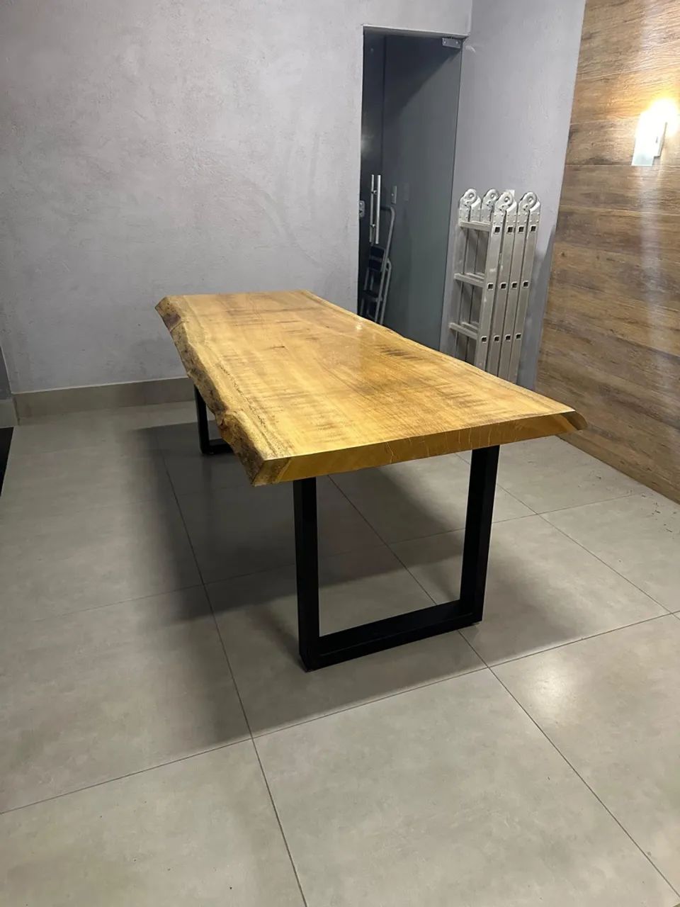 Mesa de Madeira maciça com pés de ferro - Foto 2