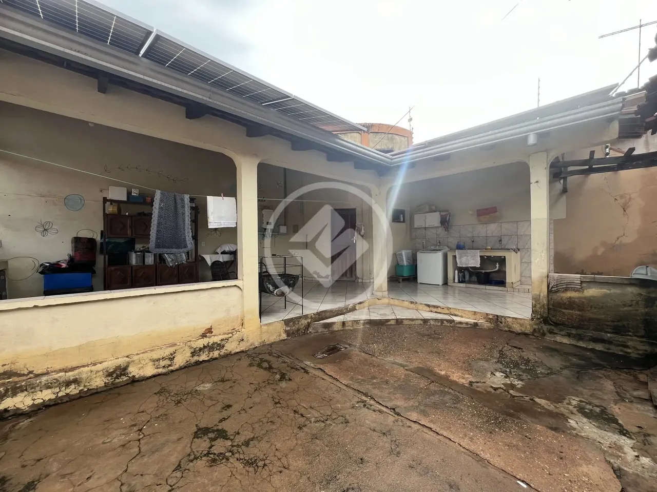 Vende-se casa no CPA I com 3 quartos sendo 1 suíte grande e com quintal. R$260.000,00. cod