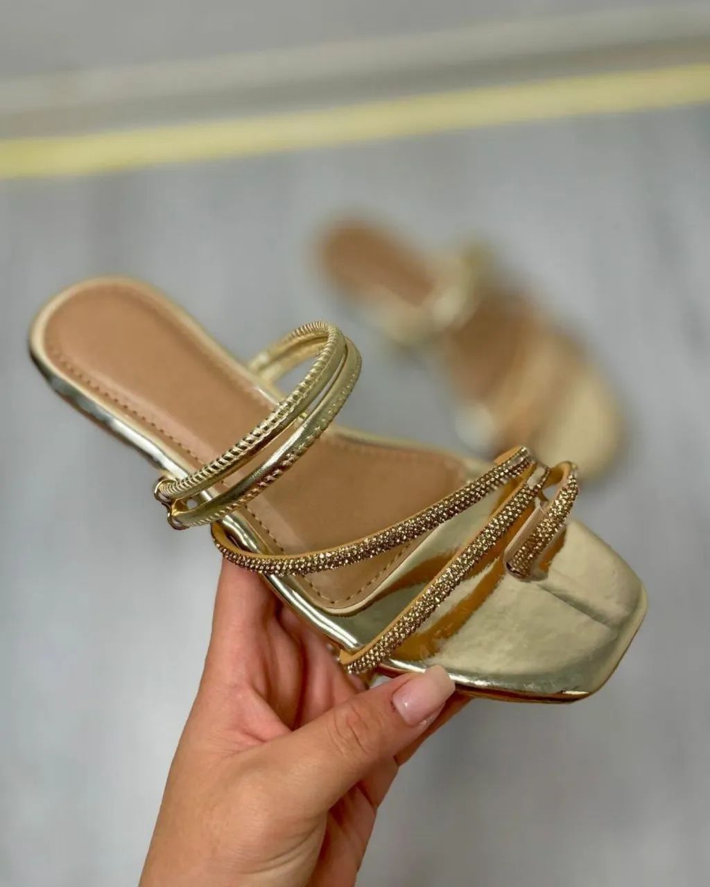 Sandália Feminina Dourada com Detalhes em Strass - Foto 2