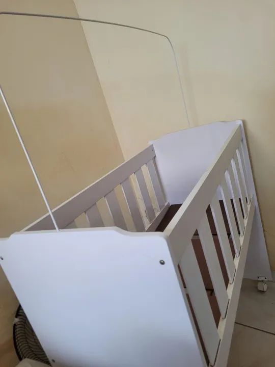 Mine Berço de madeira branco com mosquiteiro