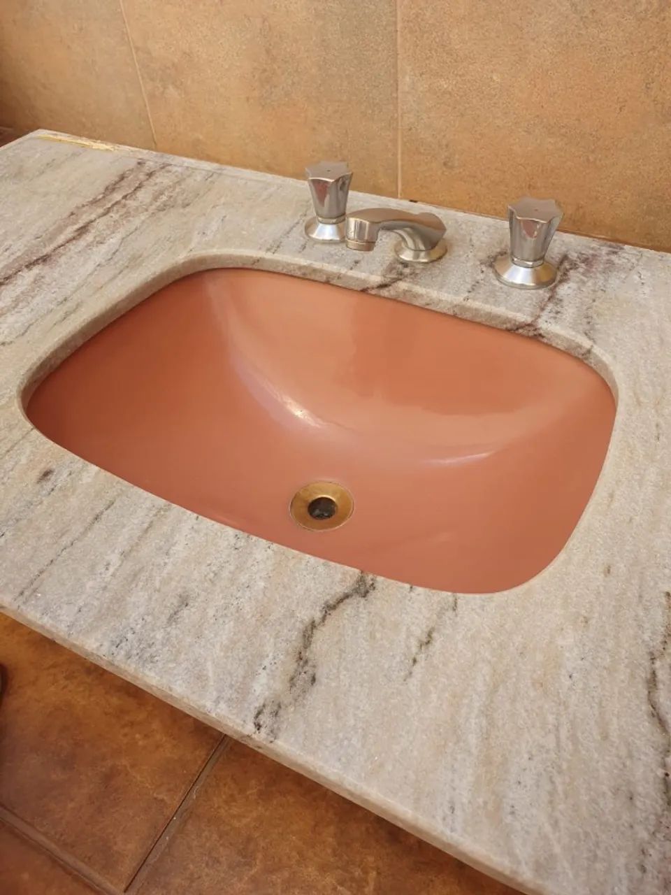 Pia de mármore com torneiras Celite