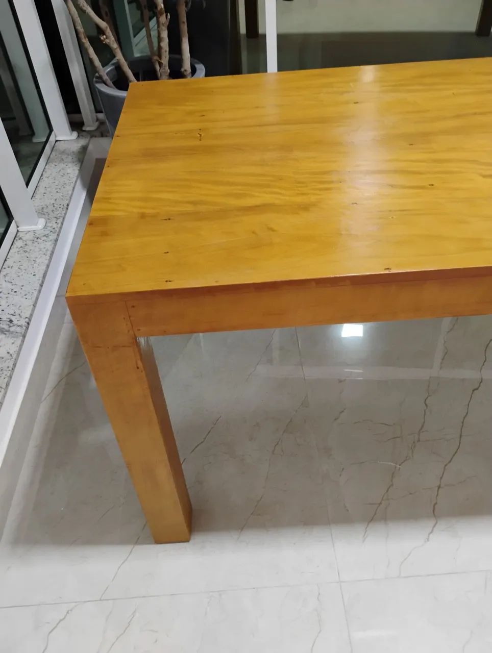 Mesa de jantar retangular em madeira maciça.64254013372547122