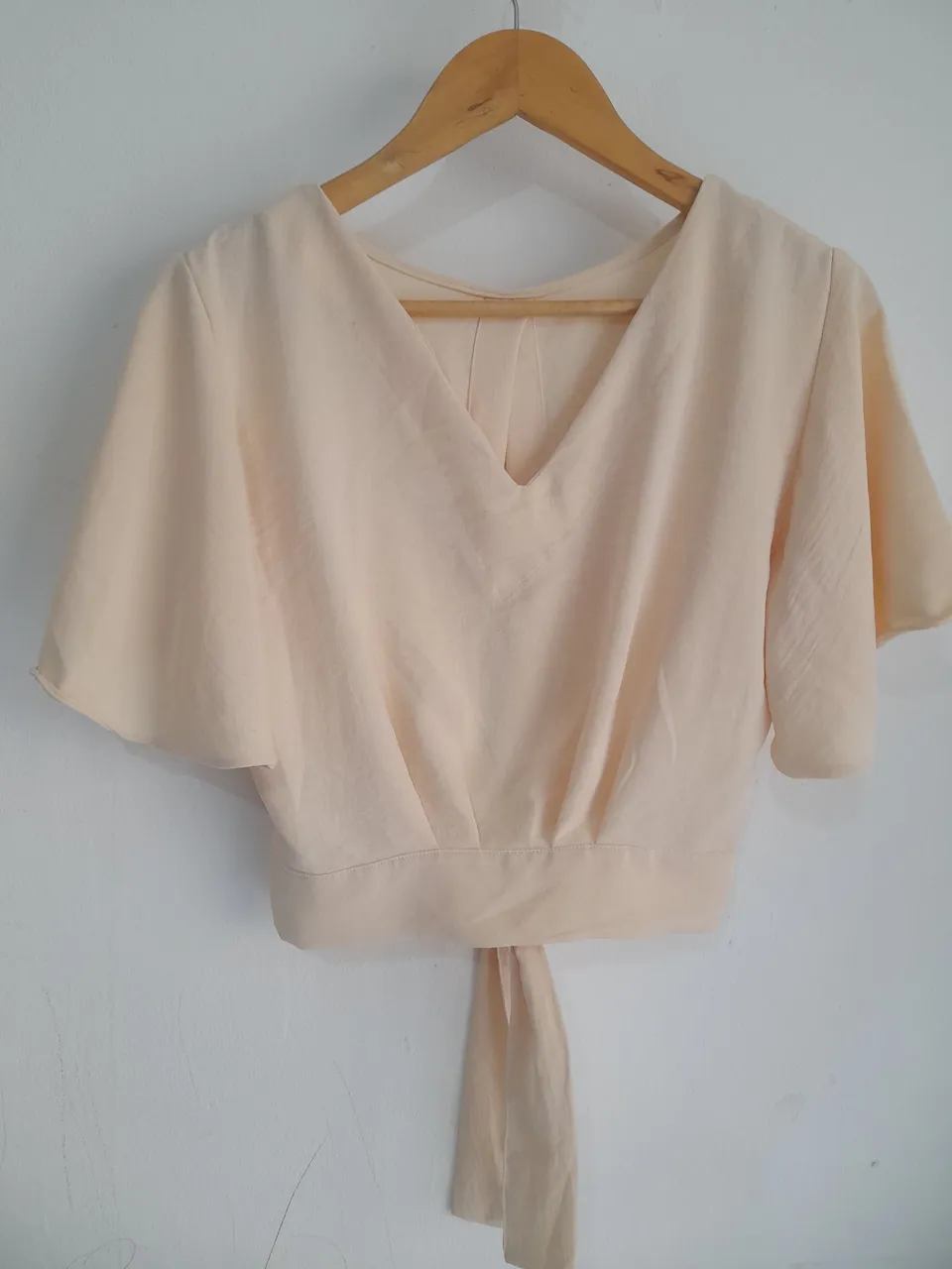 Blusa feminina cropped com amarração nas costas