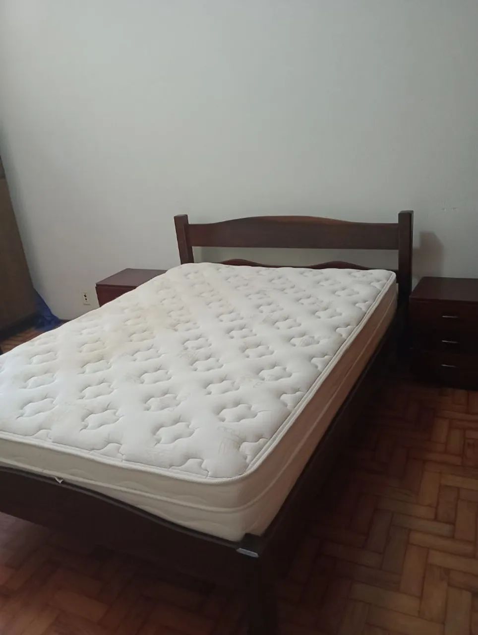 cama de casal, colchão de molas ensacadas e duas mesas de cabeceira  - Foto 3