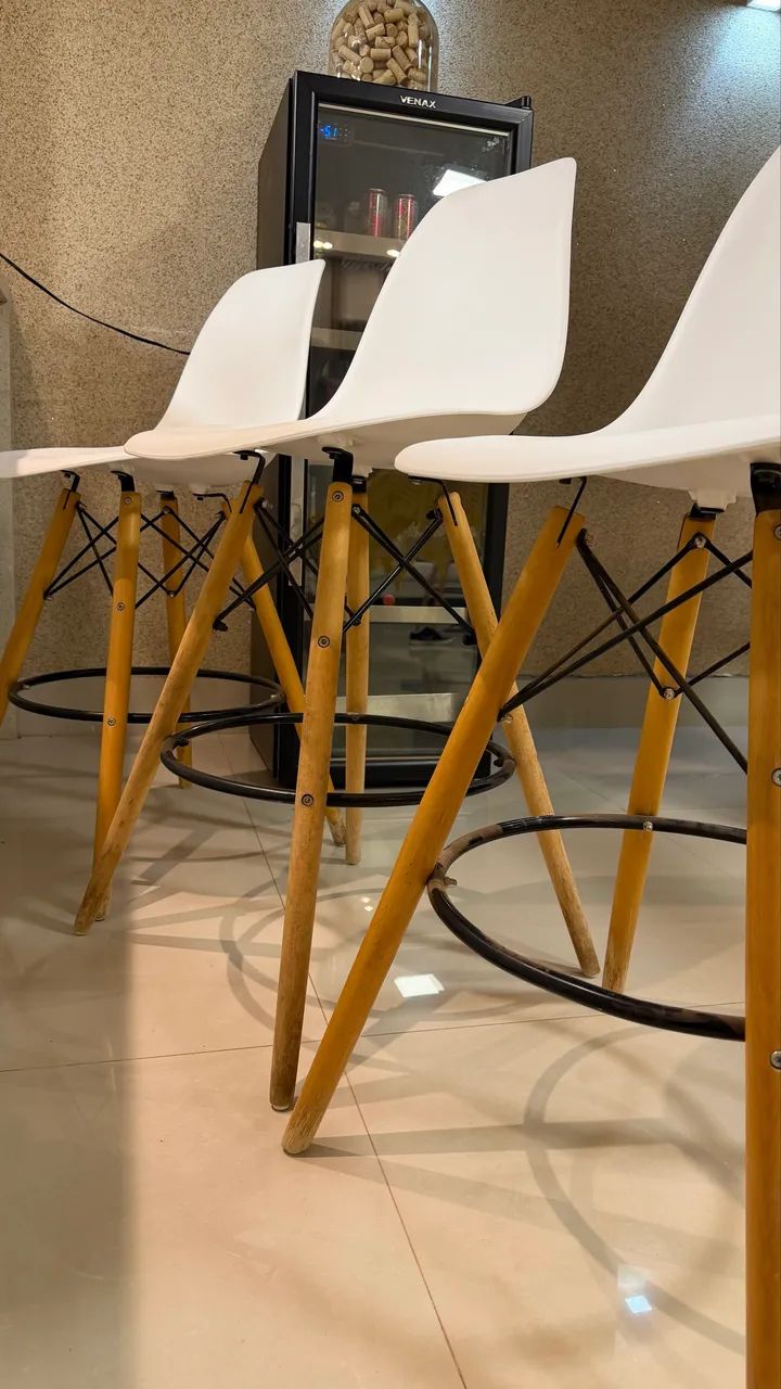 Banquetas modernas em excelente estado - Foto 2