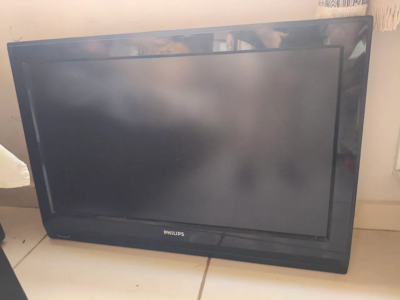 TV PHILIPS 32 POLEGADAS - ESTA COM UM AUTO FALANTE ESTOURADO - Foto 2