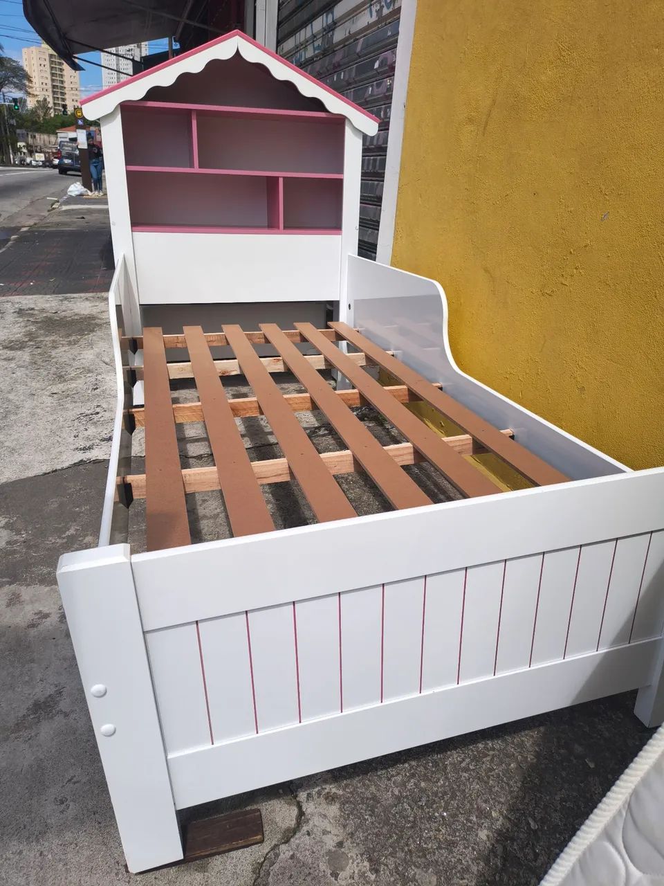 Cama de solteiro princesa branco e rosa 2 meses de uso - Foto 3