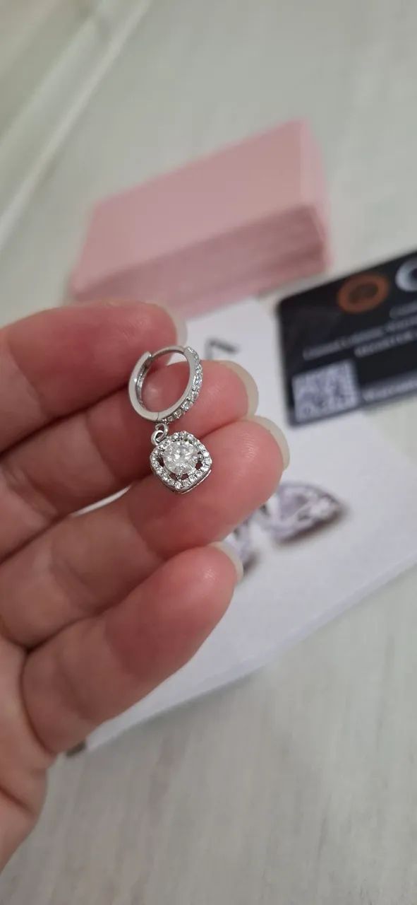 Brinco argolinha moissanite e prata de lei - Foto 2