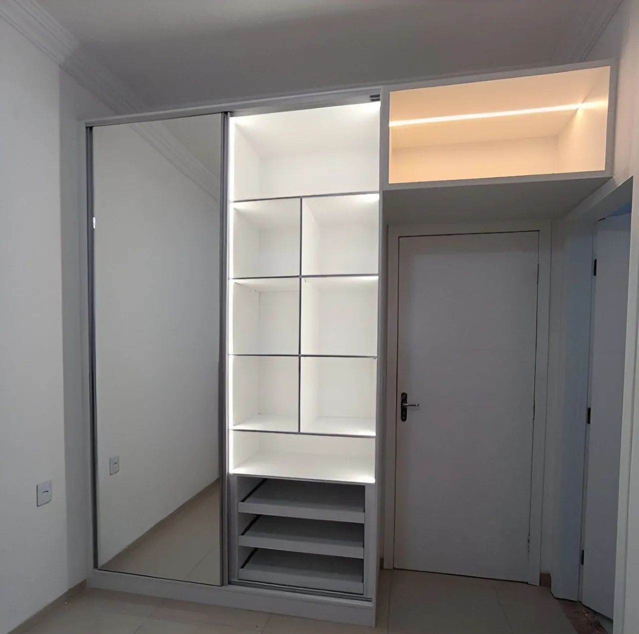 Guarda Roupas De Solteiro Com Led Interno/Maleiro Lateral 