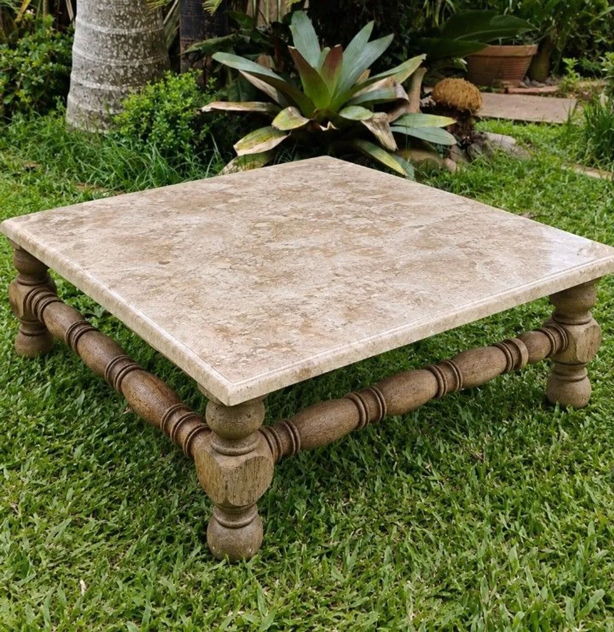 Mesa de centro em madeira e mármore travertino 