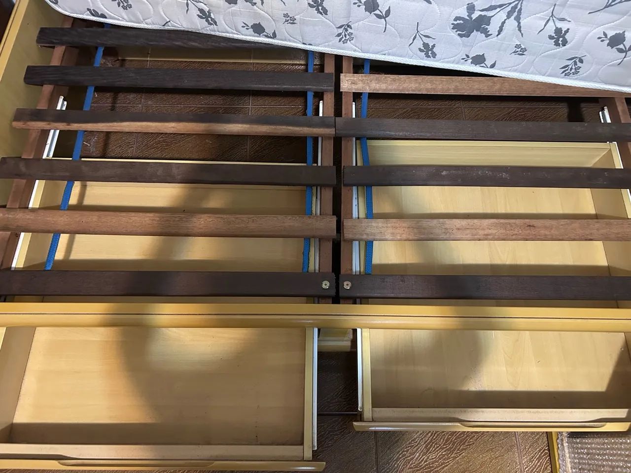 Cama de solteiro de madeira com baú e gavetas + colchão - Foto 3