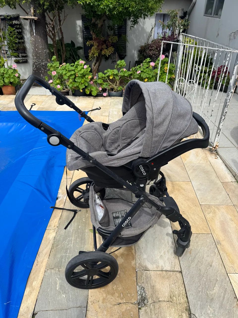 Vendo carrinho de bebê Cosco com bebê conforto  - Foto 3
