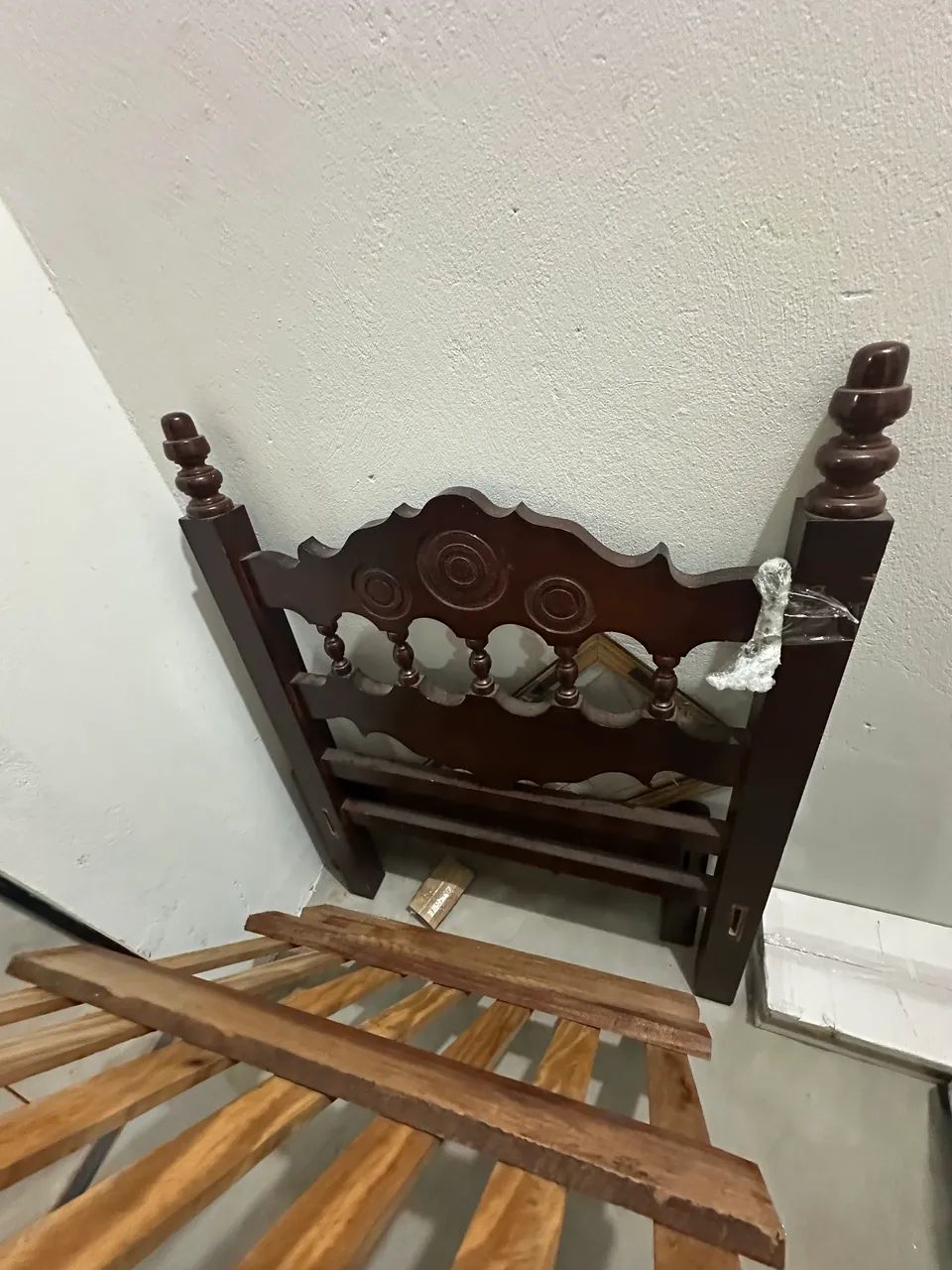 Conjunto cama (madeira maciça) + colchão de solteiro
