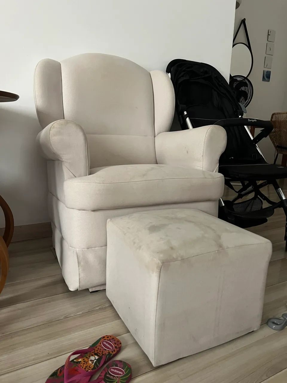 Poltrona de Amamentação com Puff