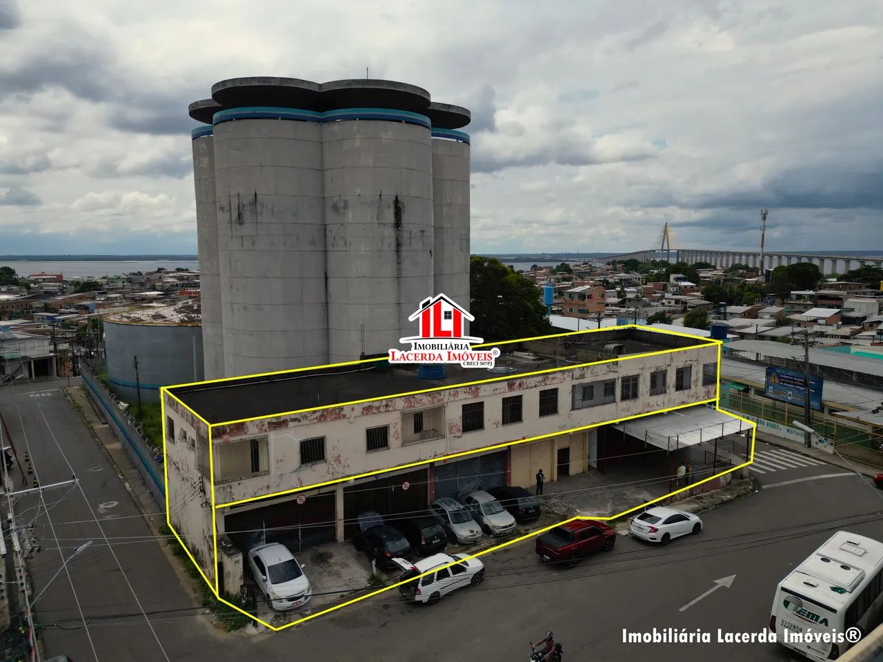 Prédio Comercial na Compensa II com 7 Pontos e 8 Apartamentos, Vista Rio Negro